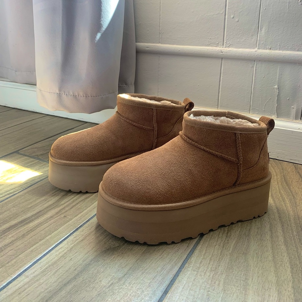 Classic Ultra Mini Platform Boot 
Sz: 5 US W (but can fit a sz 6- 6 1/2)